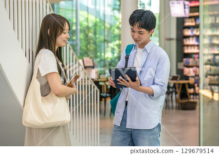 校園裡看平板電腦的男女大學生 129679514