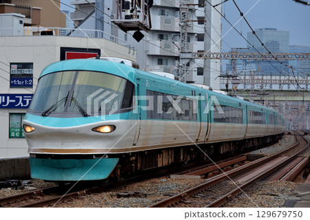 283 series Kuroshio express train No. 11 running on the Osaka Loop Line 283 series Kuroshio express train No. 11 running on the Osaka Loop Line 129679750