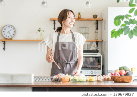 年輕的亞洲女性在廚房做飯（烹飪/家庭烹飪） 129679927