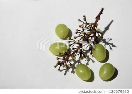 去果的麝香葡萄串和單顆葡萄 129679950