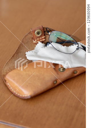 老花眼鏡和破舊的皮革眼鏡盒 129680994