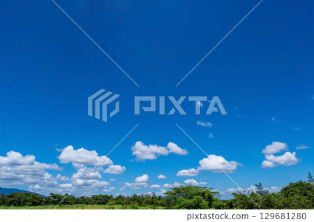 A pleasant blue sky and green landscape [Landscape/Background material] 129681280