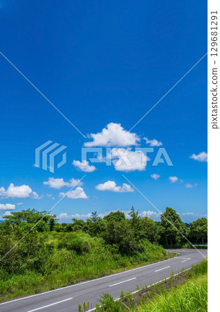 宜人的藍天與綠色景觀 [風景/背景素材] 129681291