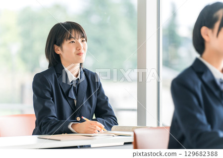 Elementary school students, junior high school students, high school students, girls, students, high school girls (exams, grades) in uniform concentrating during class in a school classroom 129682388
