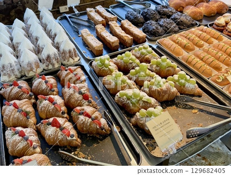 韓國聖水市一家時尚的麵包咖啡館 129682405