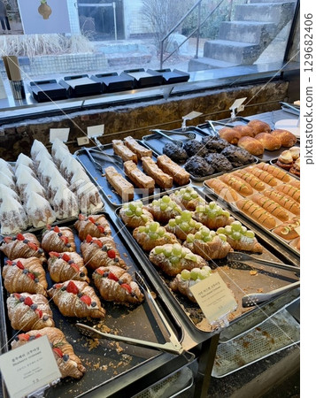 韓國聖水市一家時尚的麵包咖啡館 129682406