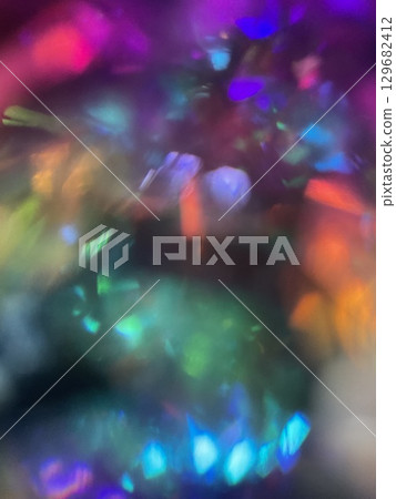 色彩繽紛的夢幻玻璃寶石閃閃發光的水晶質感珠寶背景 色彩繽紛的夢幻玻璃寶石閃閃發光的水晶質感珠寶背景 129682412