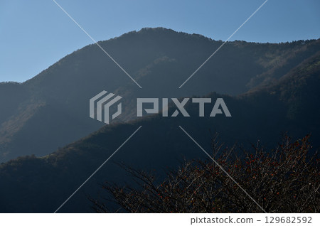 從靜岡縣朝霧高原眺望天子山脈的近江山 從靜岡縣朝霧高原眺望天子山脈的近江山 129682592