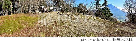 從天使山脈的毛無山頂上看到的富士山全景照片 129682711