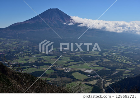 從天子山脈的毛無山眺望富士山與朝霧高原 129682725