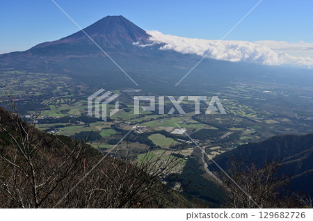 從天子山脈的毛無山眺望富士山與朝霧高原 129682726