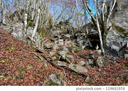 天子山脈的毛無山：毛無山路線的岩石登山道 129682858