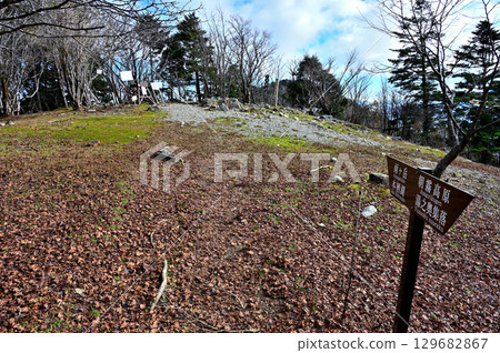 天子山脈毛無山山頂,擁有一流的三角測量點 天子山脈毛無山山頂,擁有一流的三角測量點 129682867