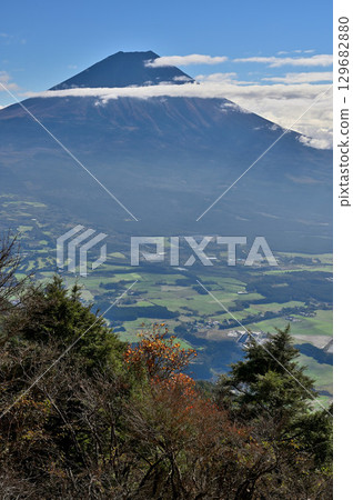 天子山脈毛無山頂的雲層間可見富士山 129682880
