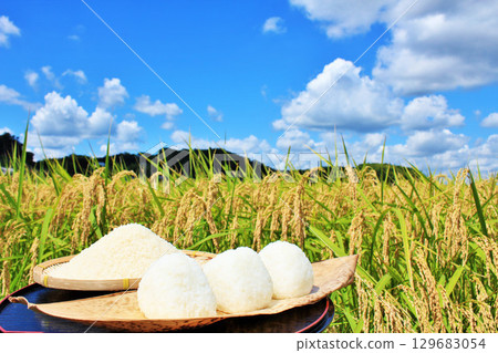 Autumn rice field and bowl of rice balls 129683054