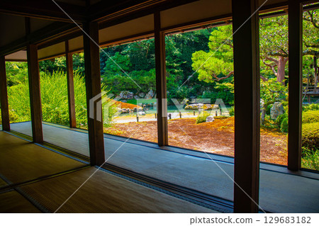 [Kyoto Scenery] Shoren-in Temple: A charming garden with Ryushin Pond 129683182