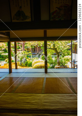 [Kyoto Scenery] Shoren-in Temple: A charming garden with Ryushin Pond 129683214