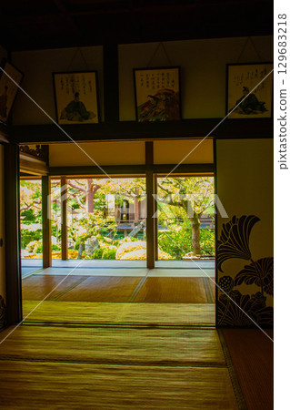 [Kyoto Scenery] Shoren-in Temple: A charming garden with Ryushin Pond 129683218