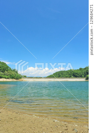 盛夏的押尾湖（垂直）～清澈的湖水和閃閃發光的水面～ 129684271