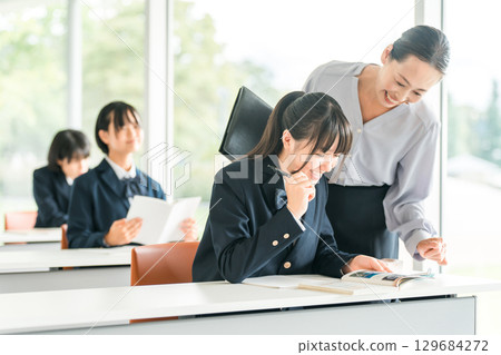 Summer course, winter course, class, teacher at cram school, lecturer, junior high school student, high school student, high school girl (smile) 129684272