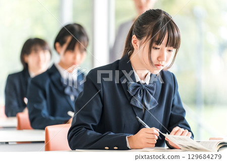 Students taking classes in school/cram school classrooms, high school students, junior high school students, high school girls 129684279