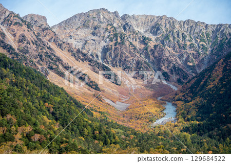 從長野縣上高地眺望穗高山脈的秋景 129684522
