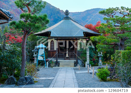 Kyoto Sanshu-in Temple: East-facing Daikokuten in autumn 129684719