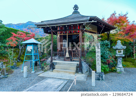 Kyoto Sanshu-in Temple: East-facing Daikokuten in autumn 129684724