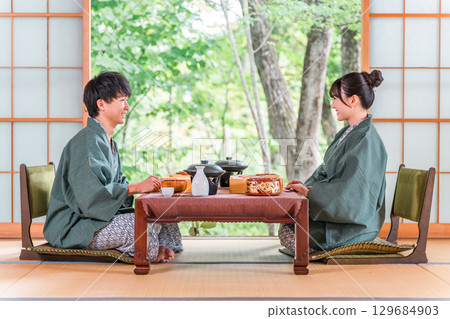 Married couples and couples enjoying kaiseki cuisine and meals at a ryokan (gourmet, in-room dining, kaiseki cuisine, set menu, luxury) 129684903