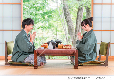 Couples enjoying kaiseki cuisine at a traditional inn (gourmet, in-room dining, kaiseki cuisine, set menu, luxury) 129684908