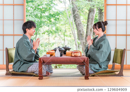 Married couples and couples enjoying kaiseki cuisine and meals at a ryokan (gourmet, in-room dining, kaiseki cuisine, set menu, luxury) Married couples and couples enjoying kaiseki cuisine and meals at a ryokan (gourmet, in-room dining, kaiseki cuisine, set menu, luxury) 129684909