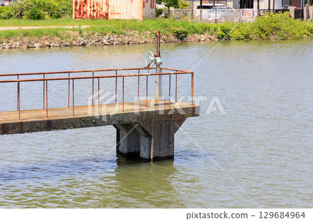The floodgate and handle at Kurume Pond (Kakogawa City, Hyogo Prefecture) The floodgate and handle at Kurume Pond (Kakogawa City, Hyogo Prefecture) 129684964