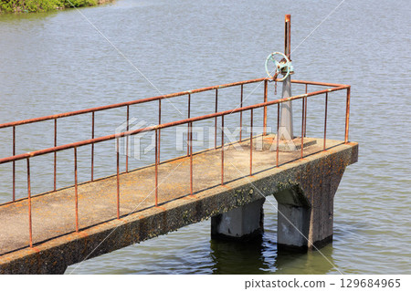 The floodgate and handle at Kurume Pond (Kakogawa City, Hyogo Prefecture) 129684965