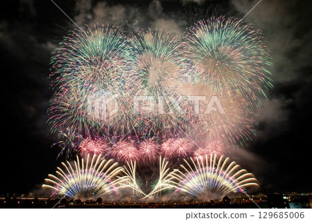 Fireworks that spread to the night sky Fireworks that spread to the night sky 129685006