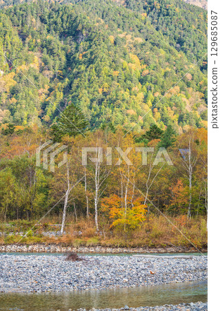 Beautiful autumn scenery of Kamikochi in Nagano Prefecture 129685087