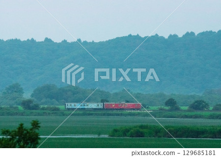 日落時分在白鷺湖上行駛的火車 129685181