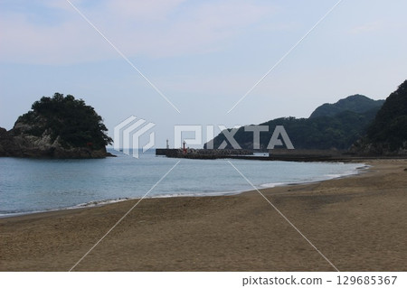 A quiet summer beach 129685367