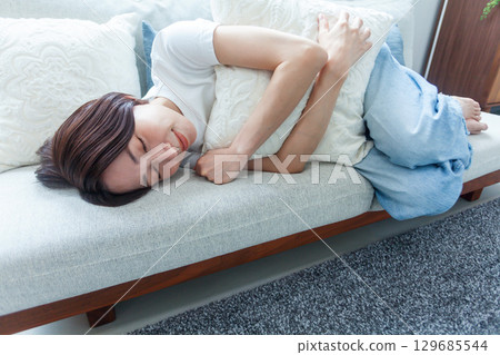 A young lie sleeping on the sofa 129685544