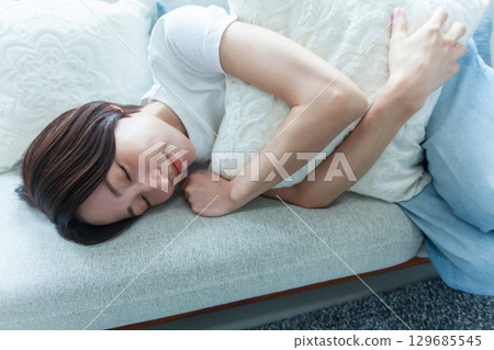 Young woman sleeping on the sofa 129685545
