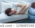 說謊在沙發的一個少婦 129685548