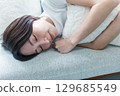 年輕女子在沙發上睡覺 129685549