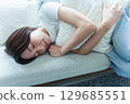 睡覺在沙發的少婦 129685551