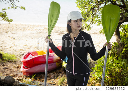 享受皮划艇的可愛女人 129685632