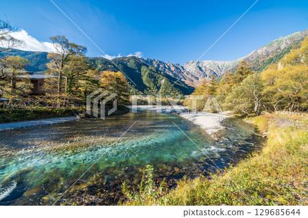 長野縣上高地美麗的秋日風景 長野縣上高地美麗的秋日風景 129685644