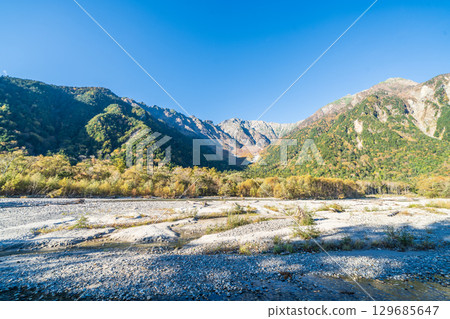 Beautiful autumn scenery of Kamikochi in Nagano Prefecture Beautiful autumn scenery of Kamikochi in Nagano Prefecture 129685647