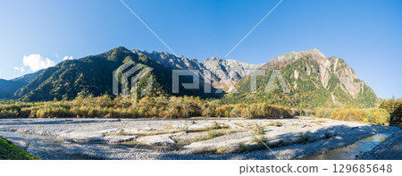 Beautiful autumn scenery of Kamikochi in Nagano Prefecture Beautiful autumn scenery of Kamikochi in Nagano Prefecture 129685648