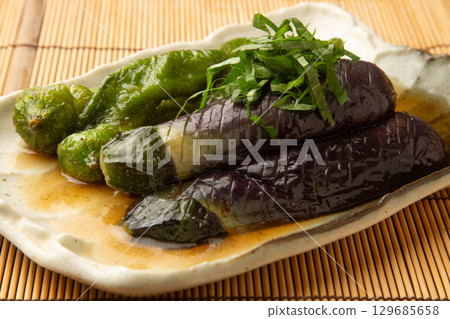 炸茄子和萬願寺辣椒 129685658