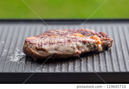 freshly grilled beef ribeye steak 129685716