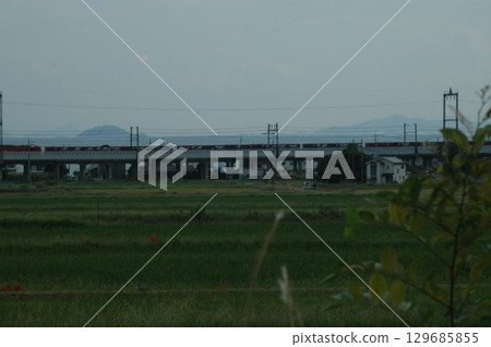 騎行穿過秋日鄉村 129685855