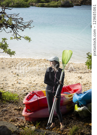 享受皮划艇的可愛女人 129685861